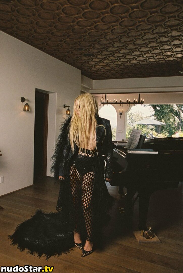 Avril Lavigne / AvrilLavigne Nude OnlyFans Leaked Photo #363