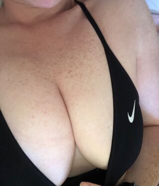 Bustyredheadmilf