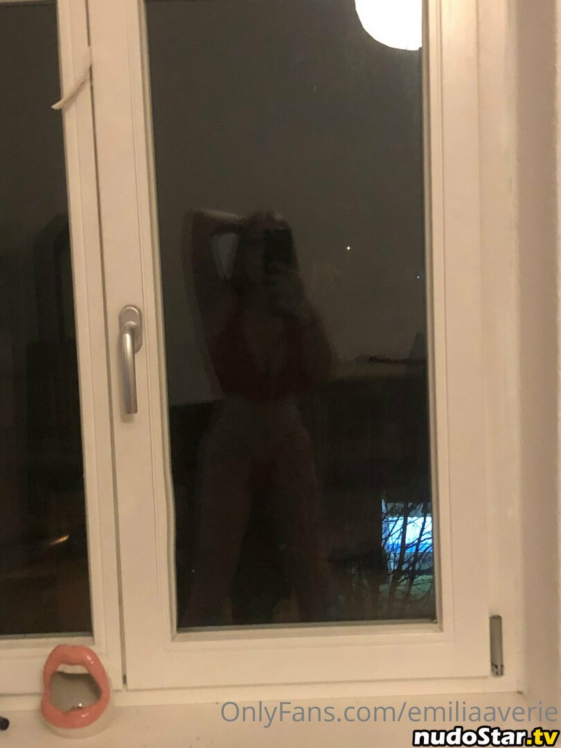 emiliaaverie / pemiliaavery Nude OnlyFans Leaked Photo #1