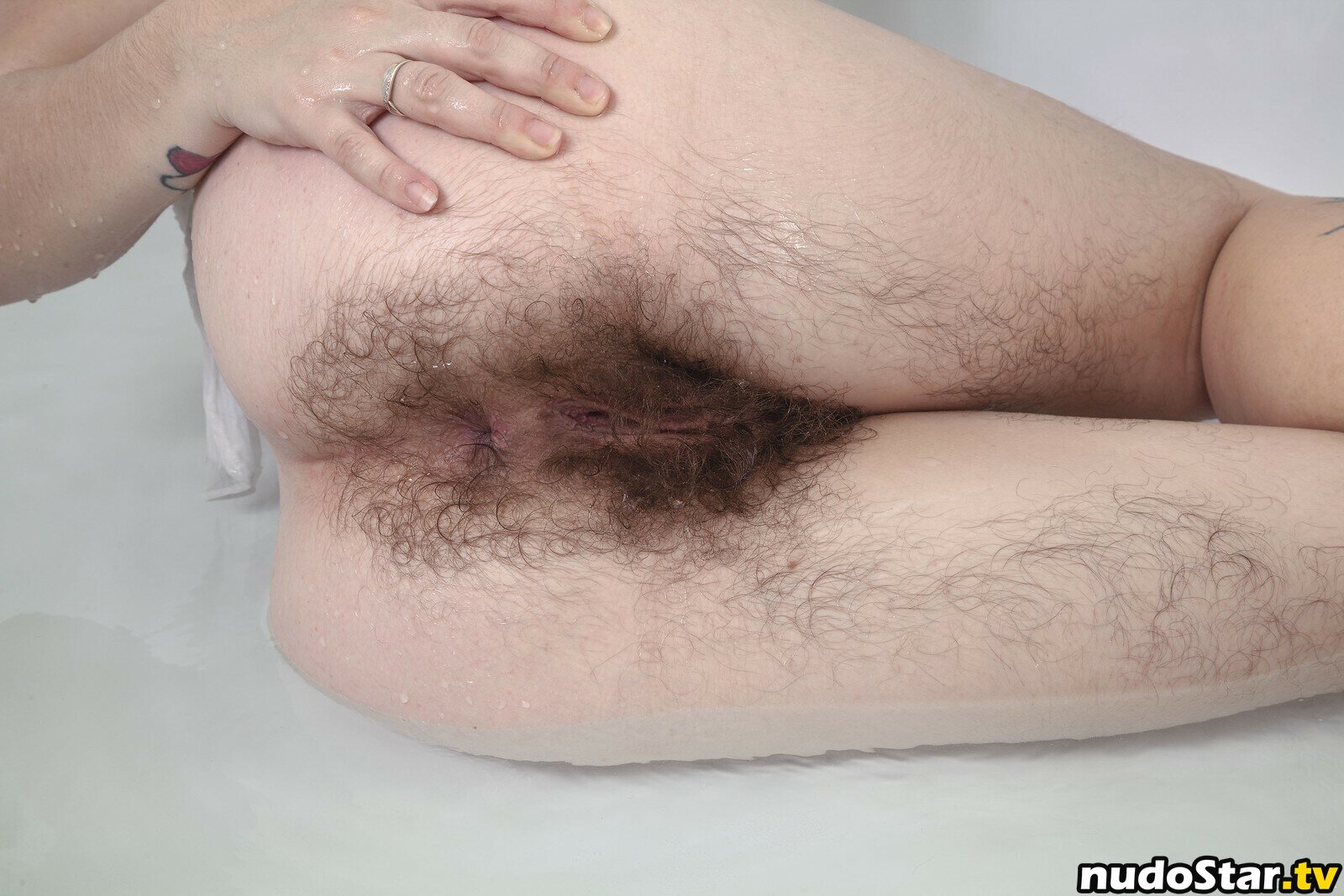 Hairy Women / HairyFairy420 / ig_naturals / pearlygirly06 Nude OnlyFans Leaked Photo #2311