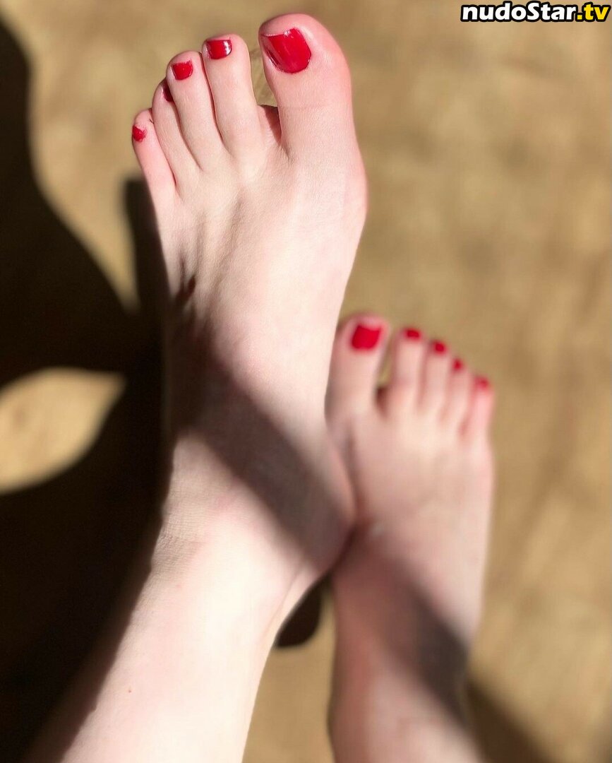 Isabela Fialho / bela.feetoes / fialhoisabela / isa.bela.feet Nude OnlyFans Leaked Photo #3