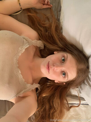 sexyredinbedfree