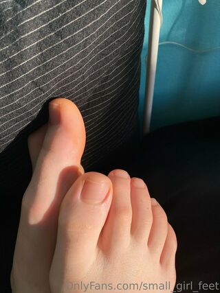 small_girl_feet