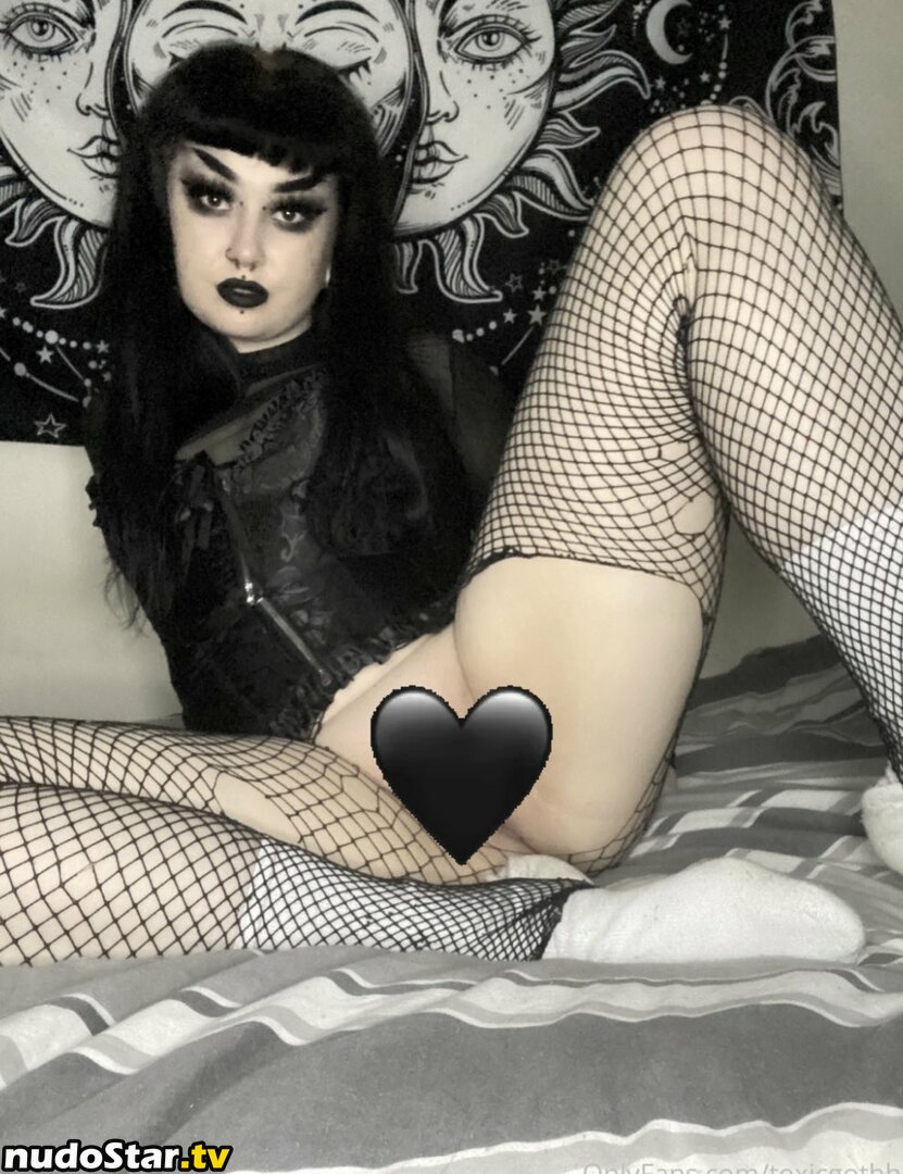 Toxicgothh / httpfailll / pyxiebell Nude OnlyFans Leaked Photo #2