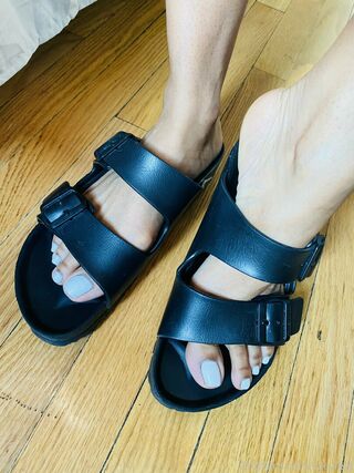 vee_feet